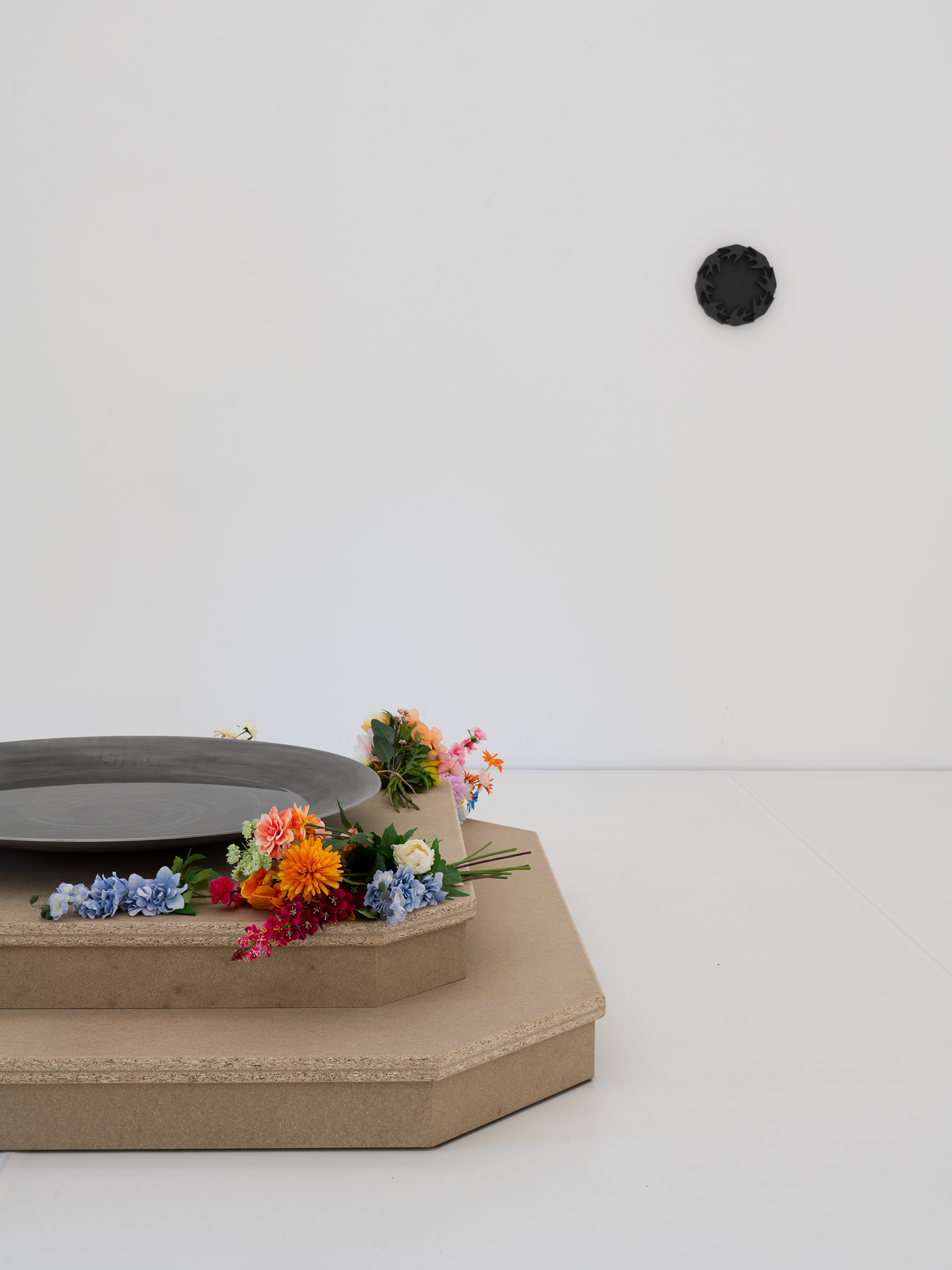 fig11 – Clemens Tschurtschenthaler; fontana (Rausch); Tondo Swarm; 2025; Kunstraum Remise, Bludenz (AT); exhibition view ©christa-engstler.at