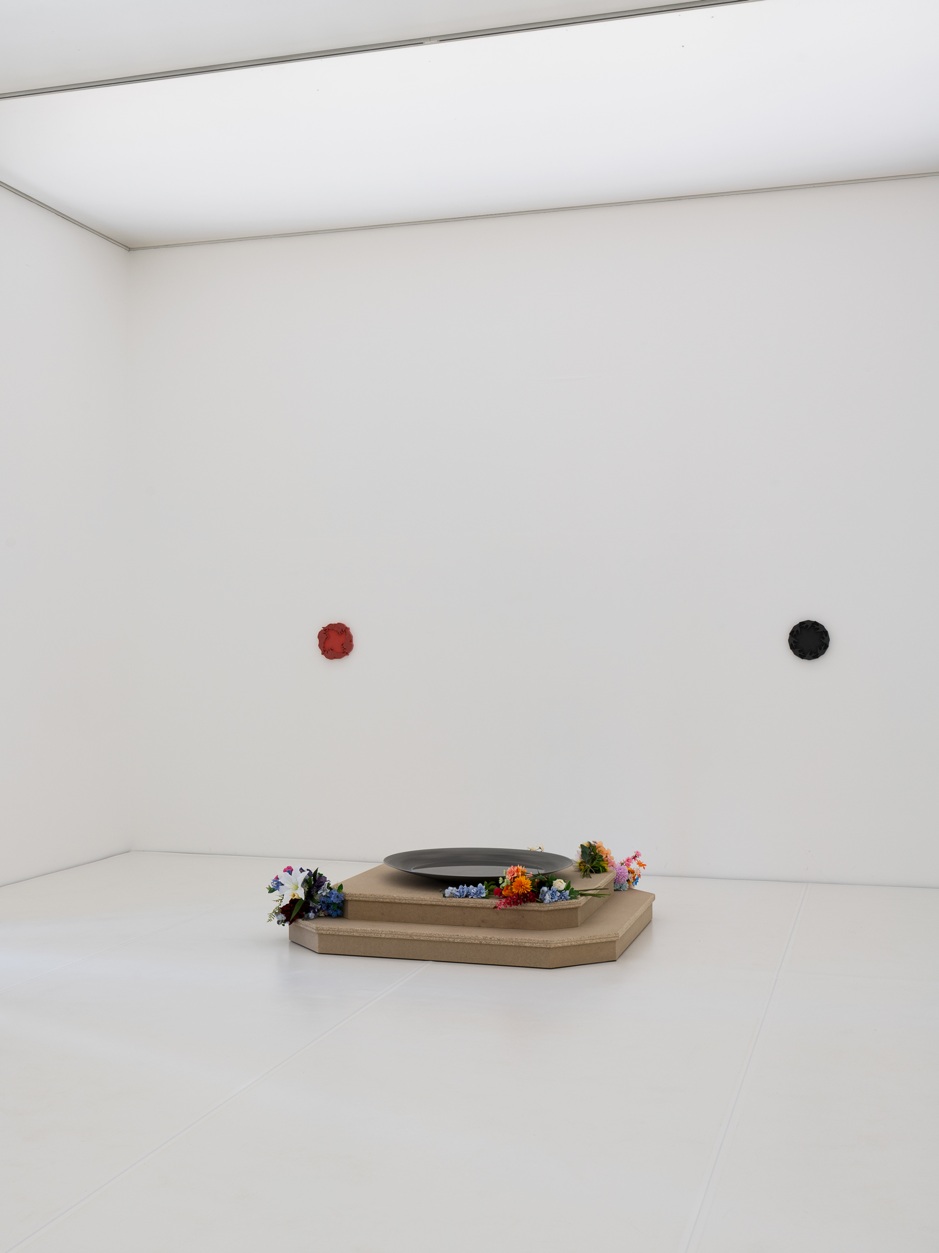 fig15 – Clemens Tschurtschenthaler; Tondo Reins; fontana (Rausch); Tondo Swarm; 2025; Kunstraum Remise, Bludenz (AT); exhibition view ©christa-engstler.at