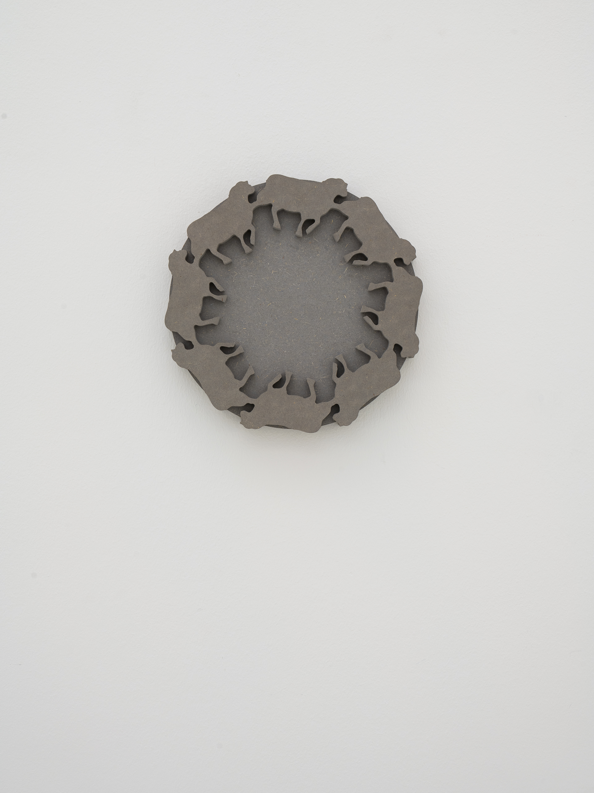 fig21 – Clemens Tschurtschenthaler; Tondo Shepherd; 2025; Kunstraum Remise, Bludenz (AT); exhibition view ©christa-engstler.at