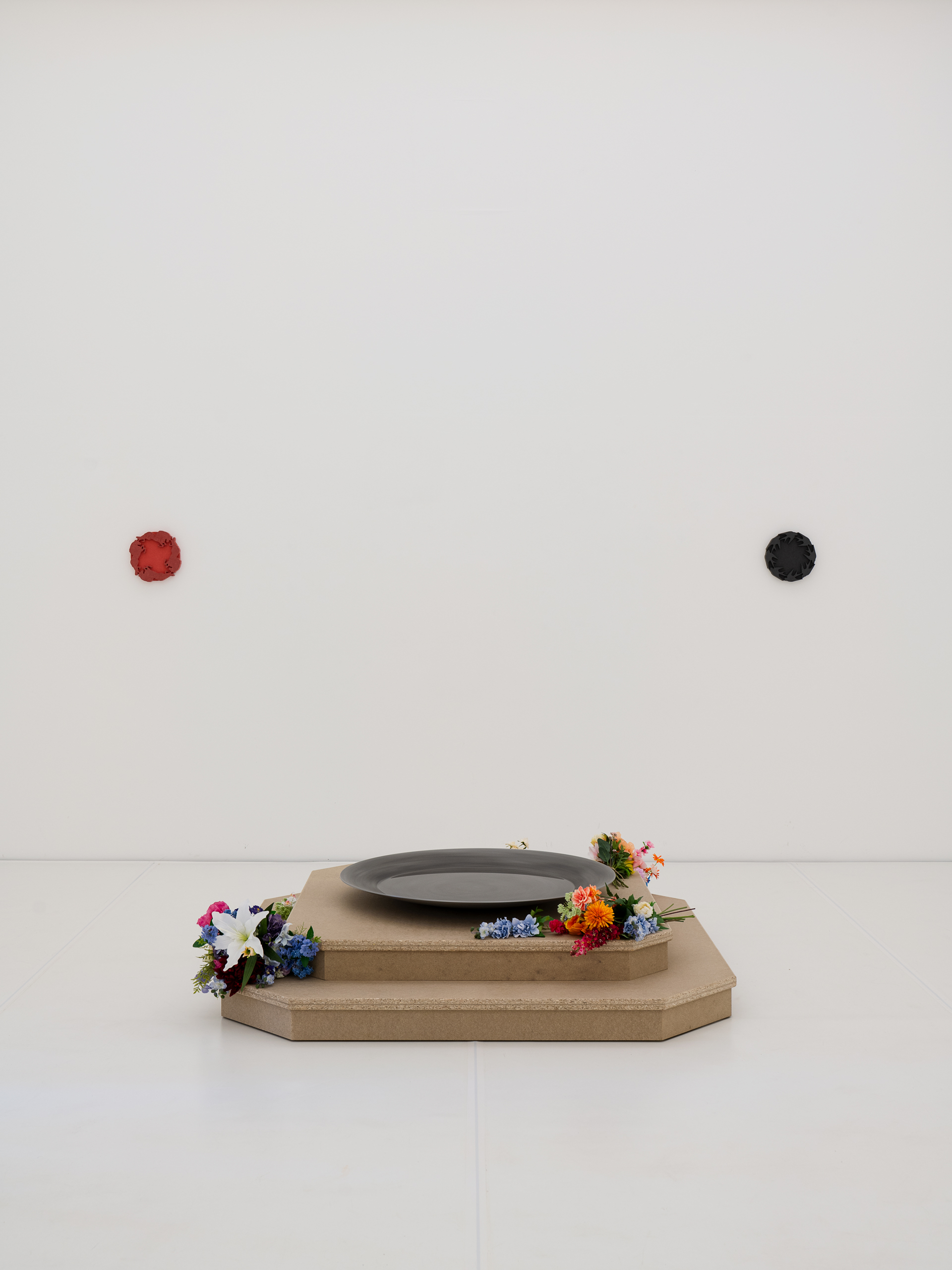 fig3 – Clemens Tschurtschenthaler; Tondo Reins; fontana (Rausch); Tondo Swarm; 2025; Kunstraum Remise, Bludenz (AT); exhibition view ©christa-engstler.at